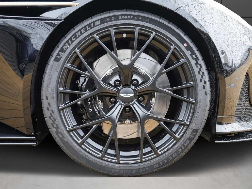 Aston Martin DB12