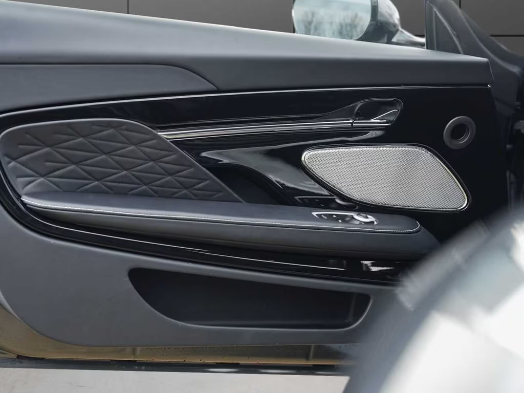 Aston Martin DB12