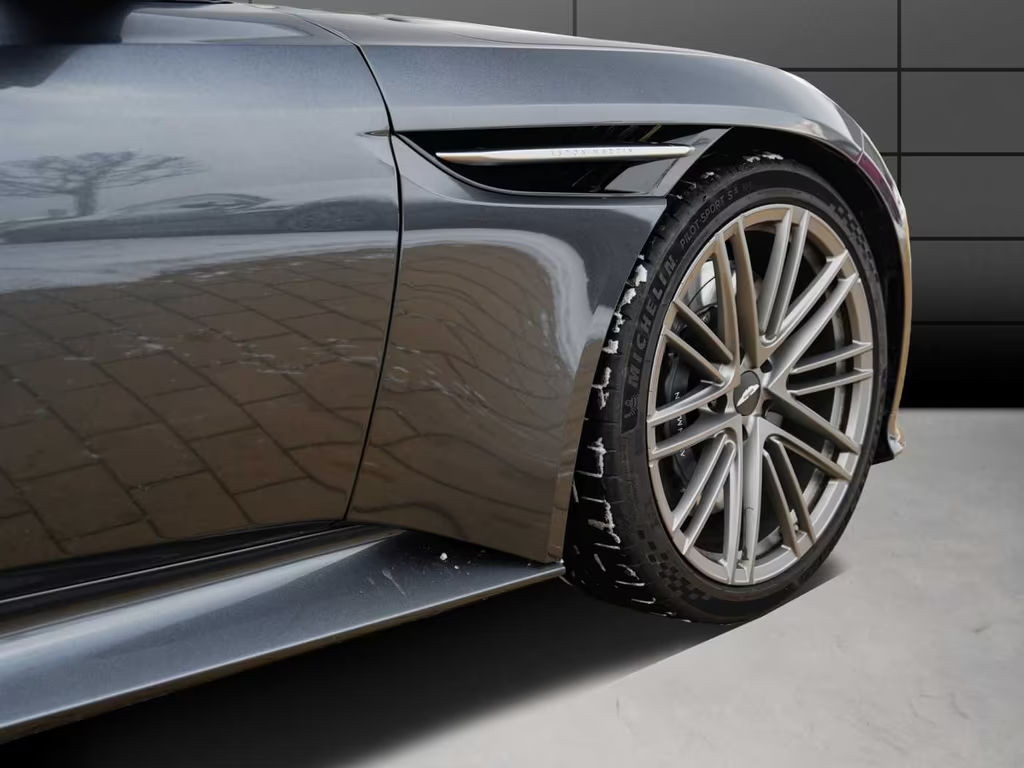 Aston Martin DB12