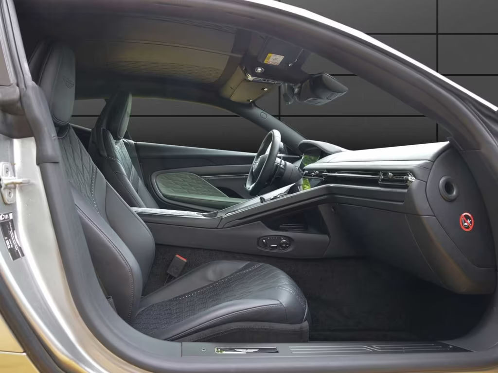 Aston Martin DB12
