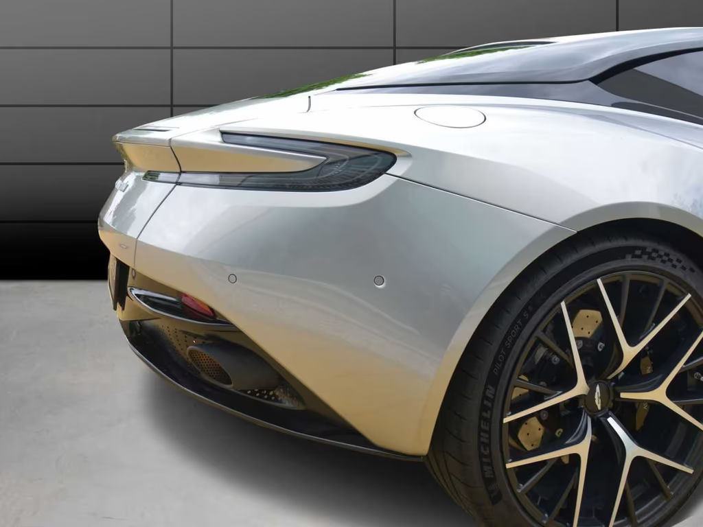 Aston Martin DB12