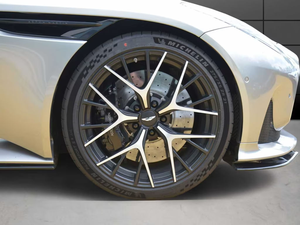 Aston Martin DB12