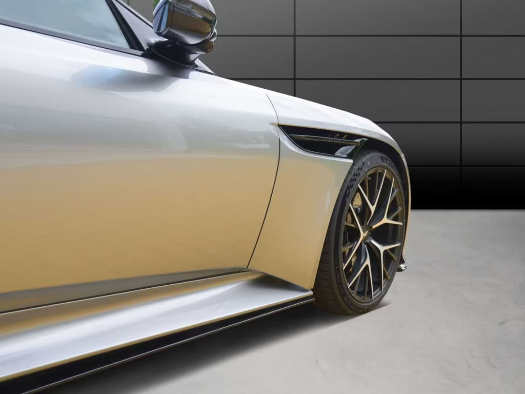 Aston Martin DB12
