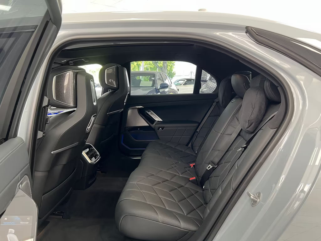 BMW i7
