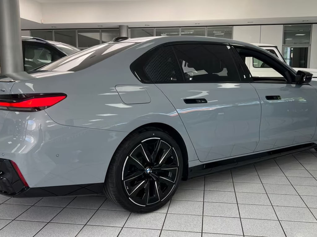 BMW i7