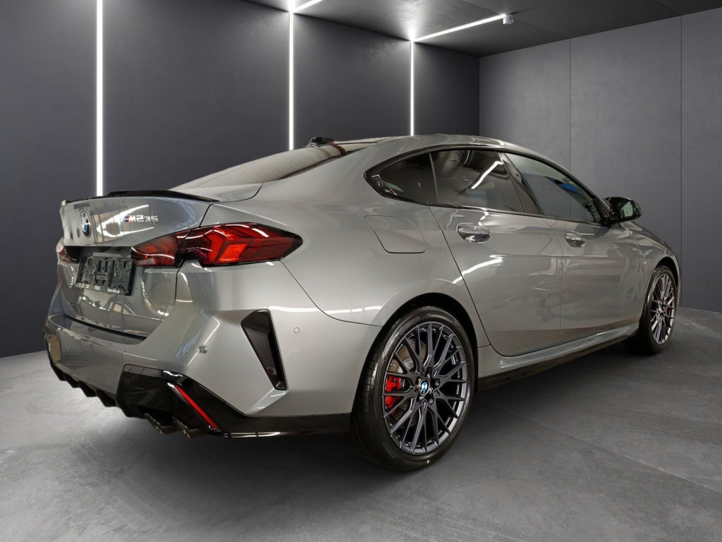BMW M235