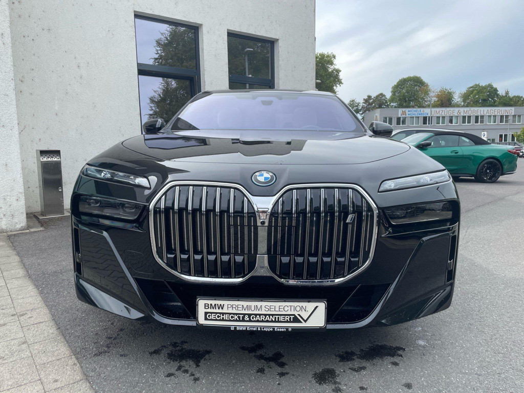 BMW i7