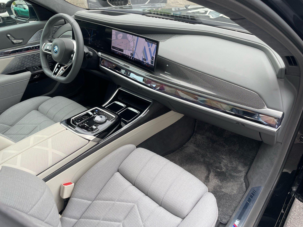 BMW i7