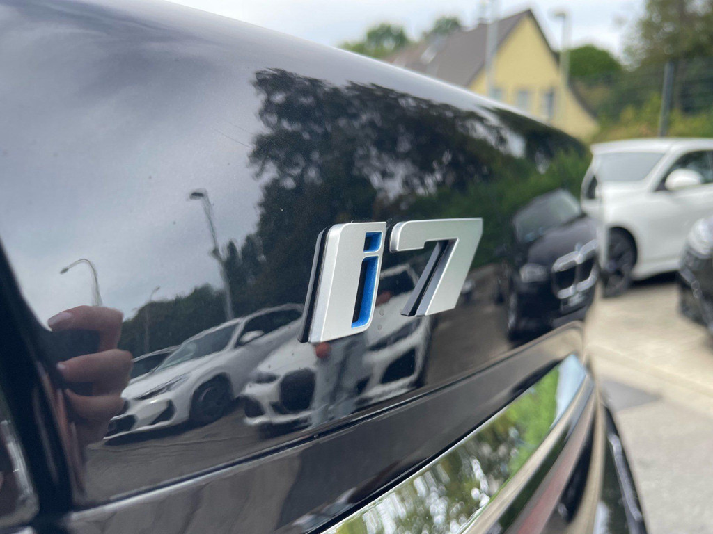 BMW i7