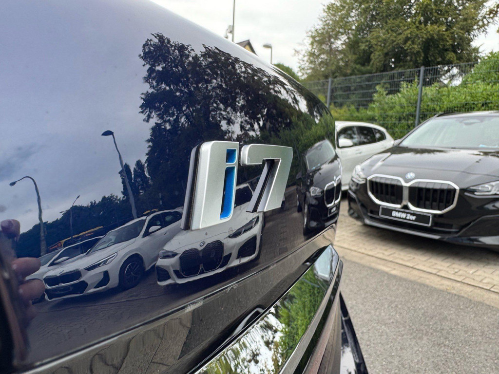 BMW i7