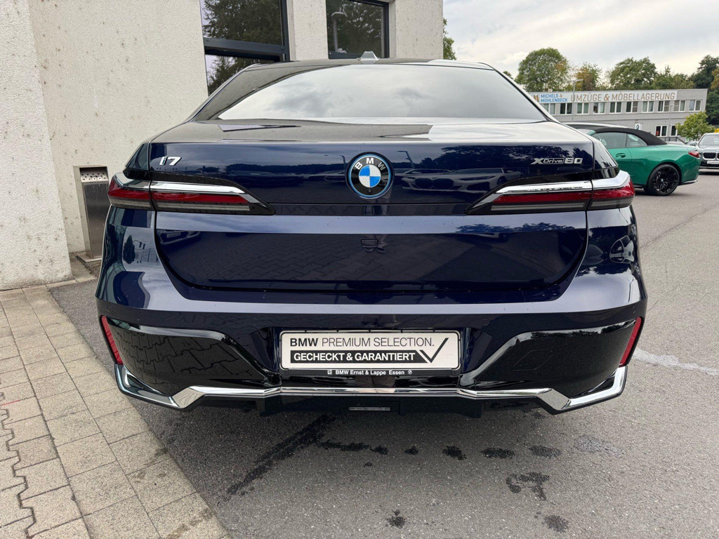 BMW i7