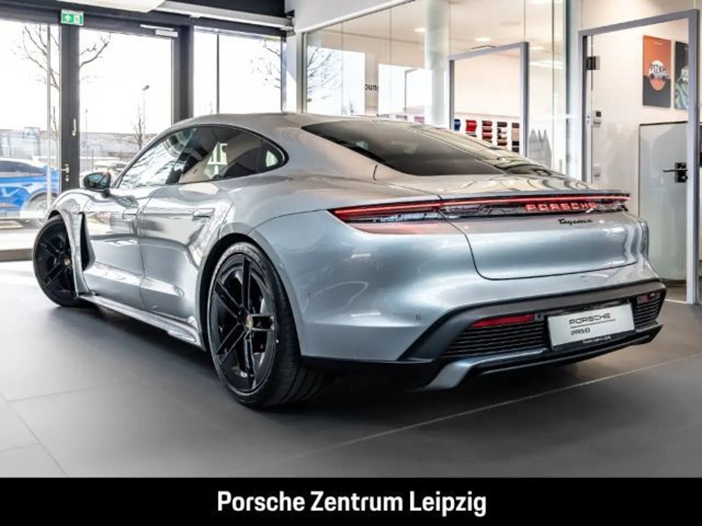 Porsche Taycan Black Edition 4