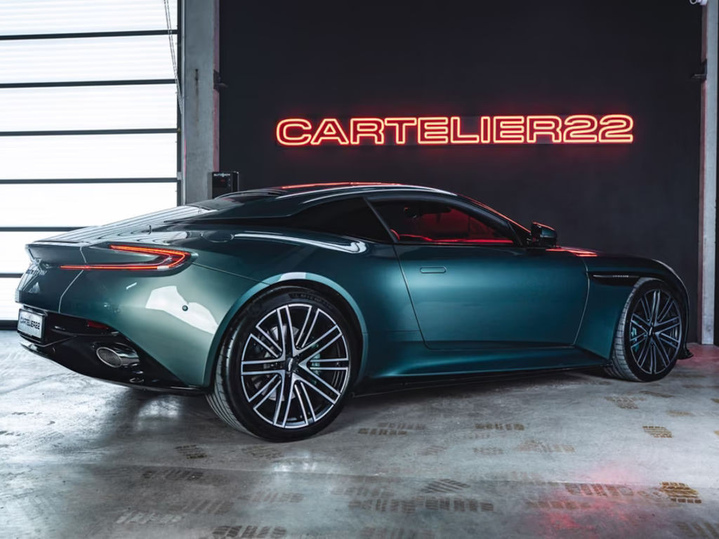 Aston Martin DB12