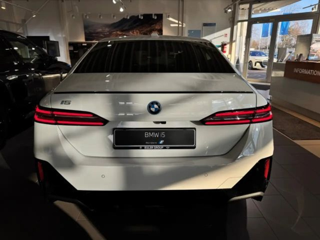 BMW i5