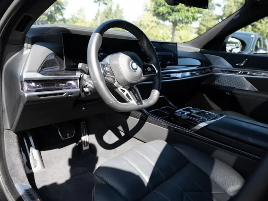 BMW i7