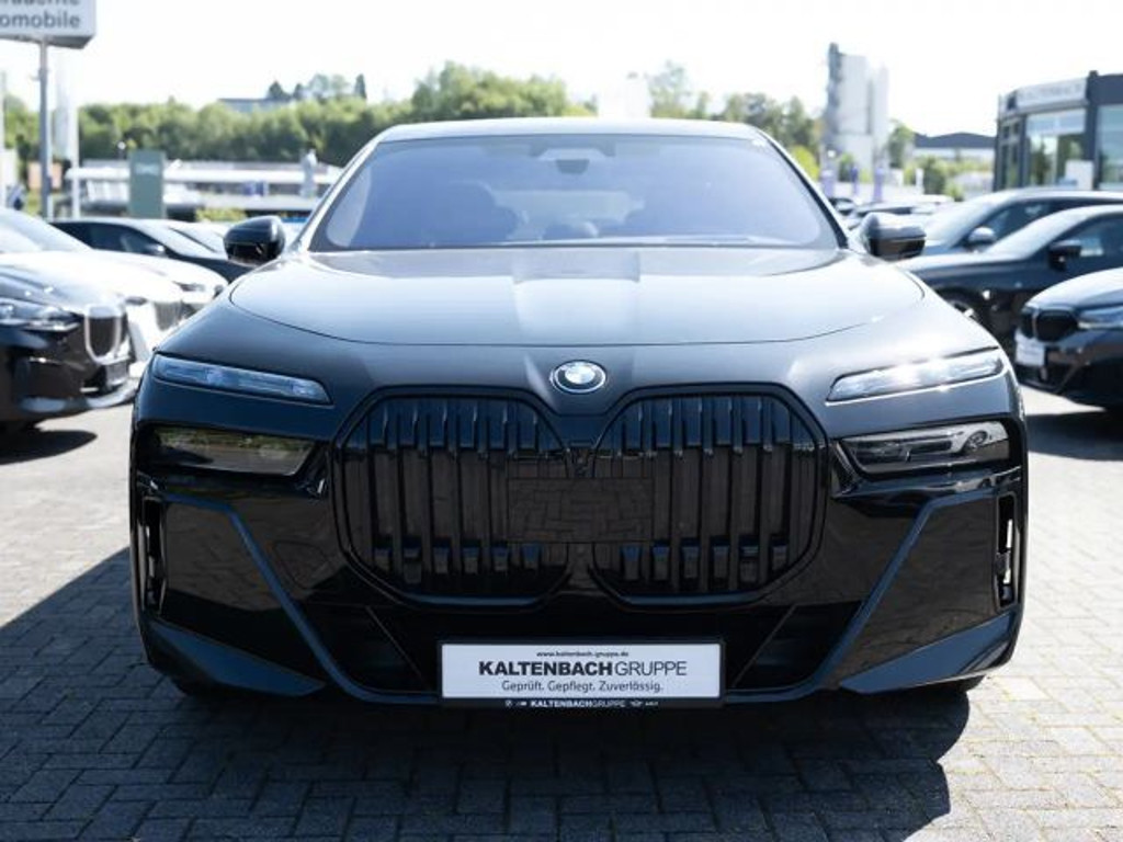 BMW i7