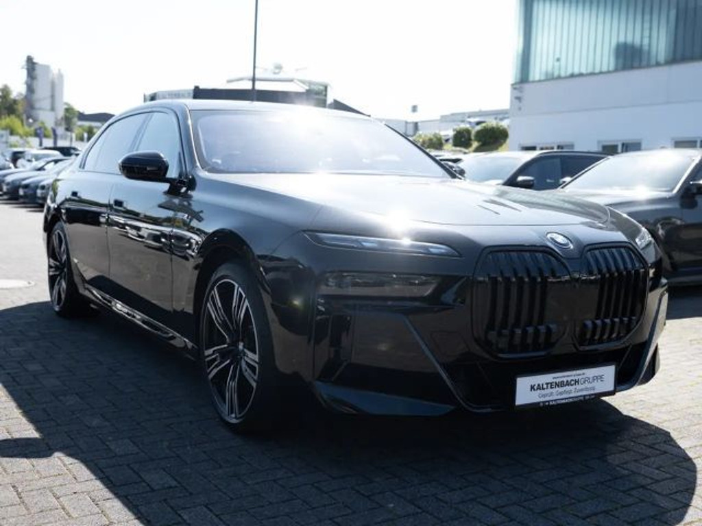 BMW i7