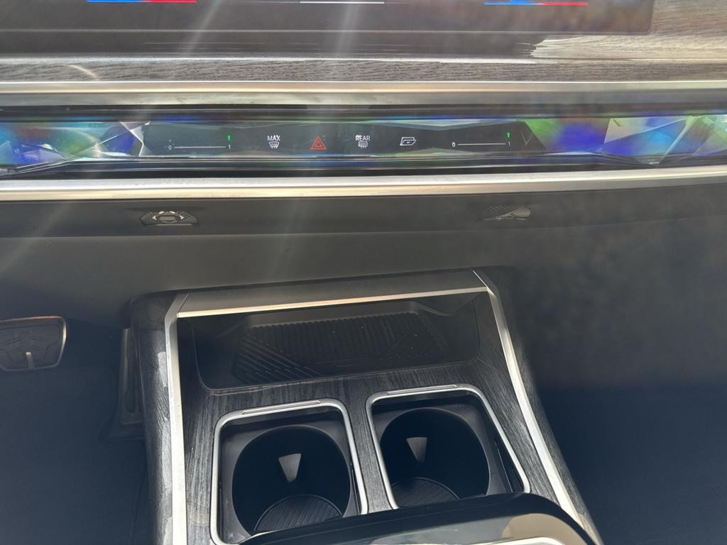 BMW i7