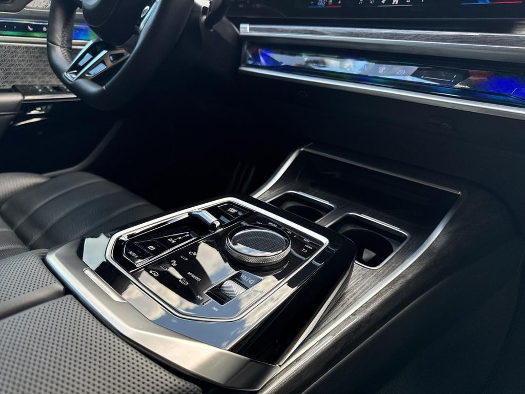 BMW i7