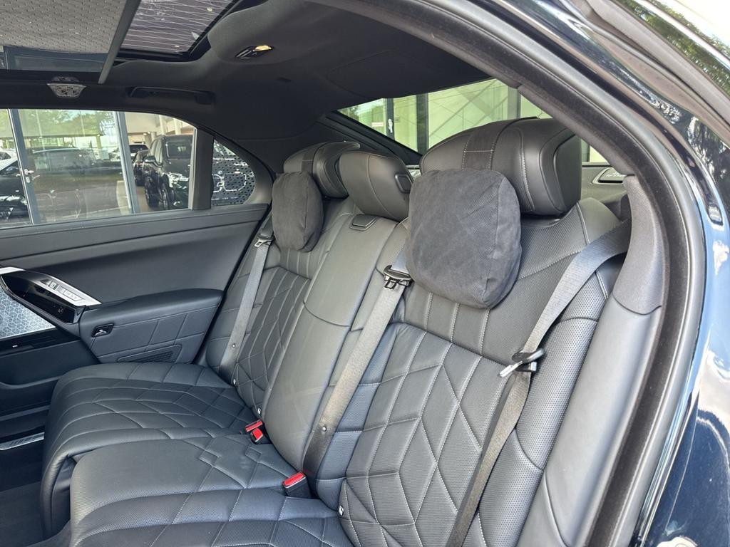 BMW i7
