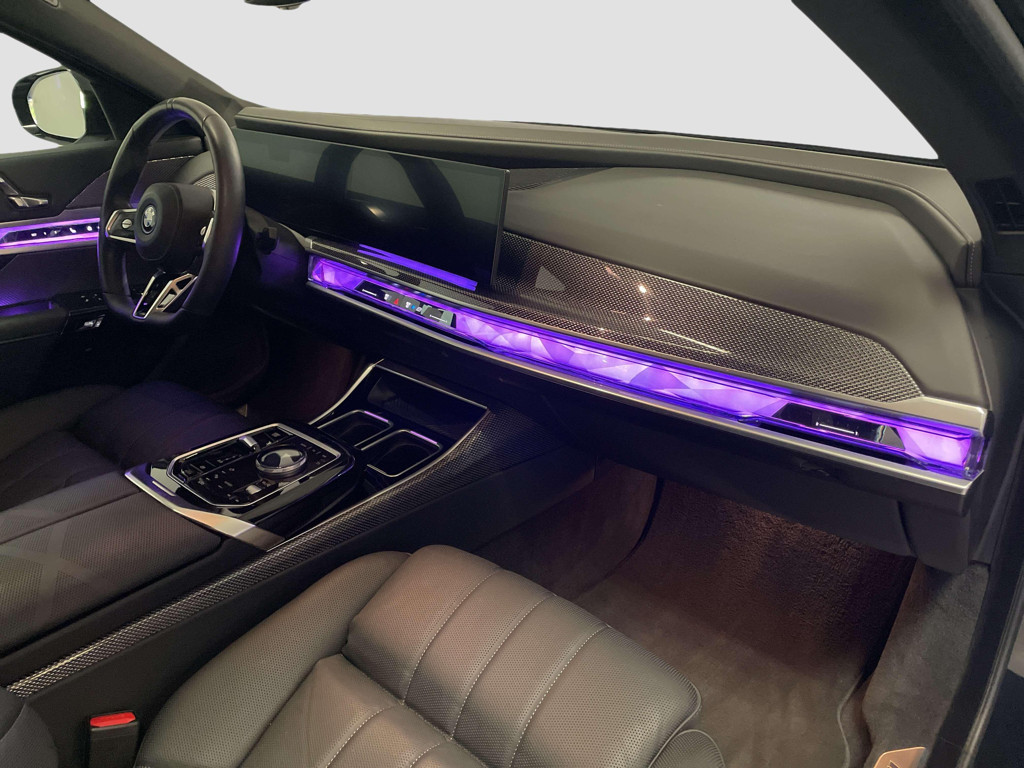 BMW i7