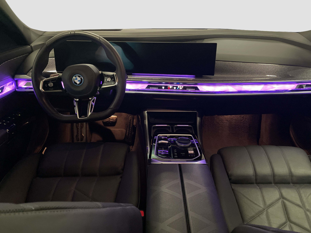 BMW i7