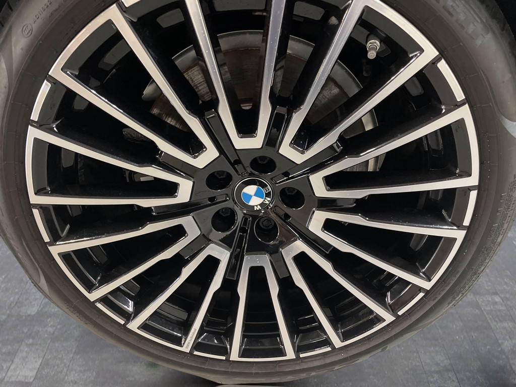 BMW i7