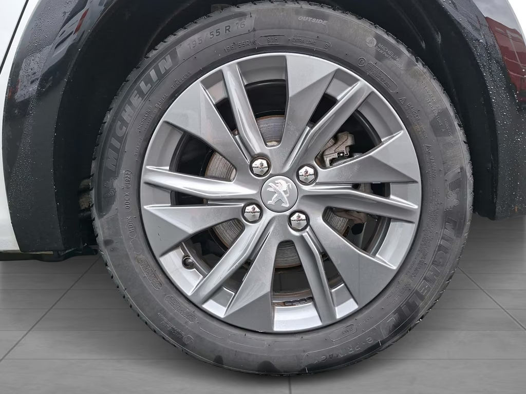 Peugeot e-208