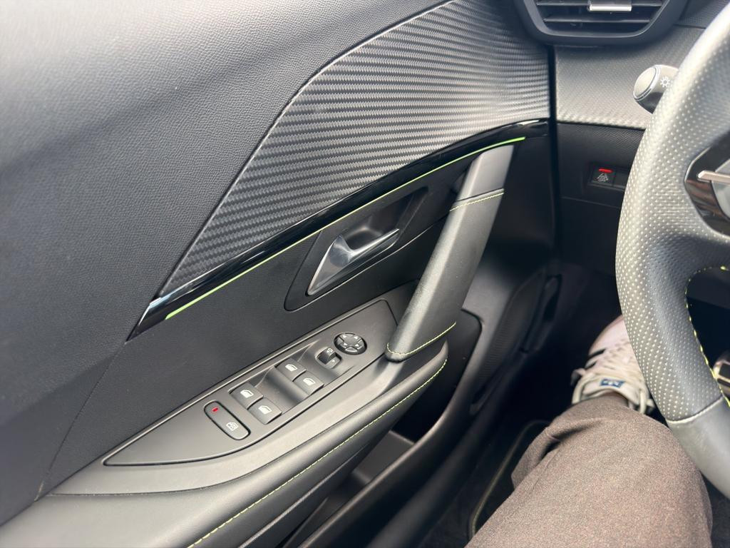Peugeot e-208