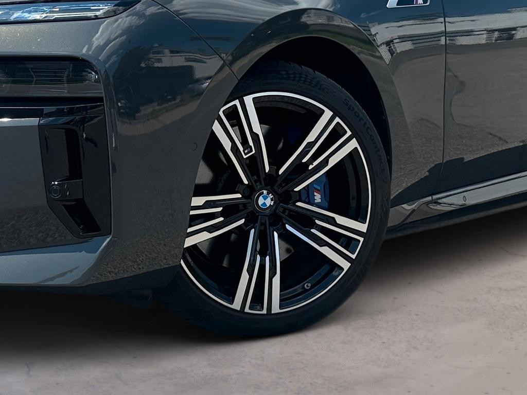 BMW i7