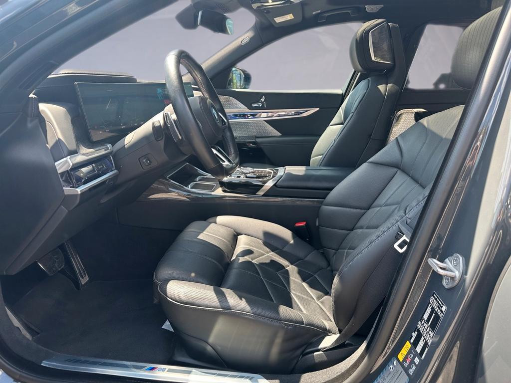 BMW i7