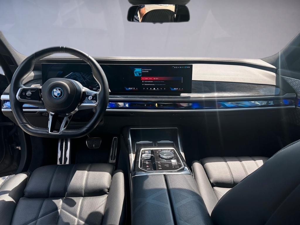 BMW i7