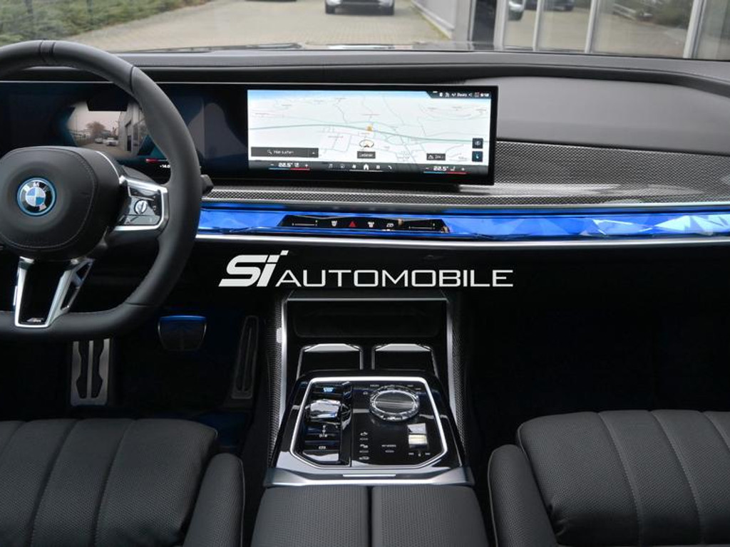 BMW i7