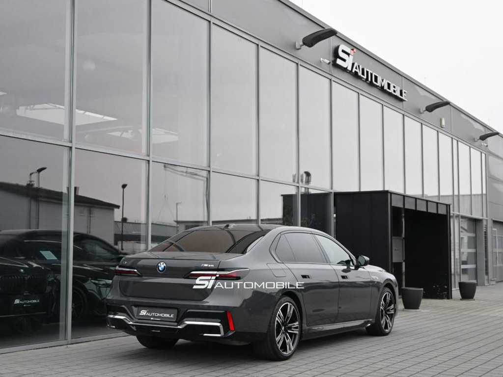 BMW i7