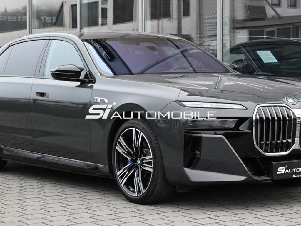 BMW i7