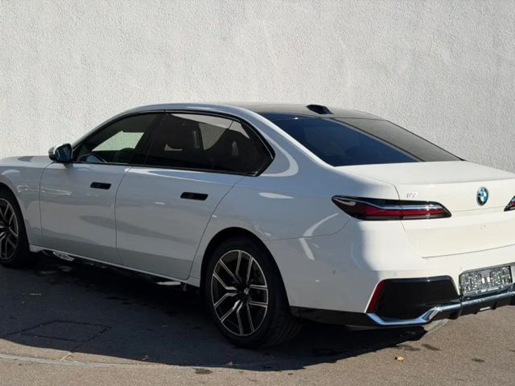 BMW i7