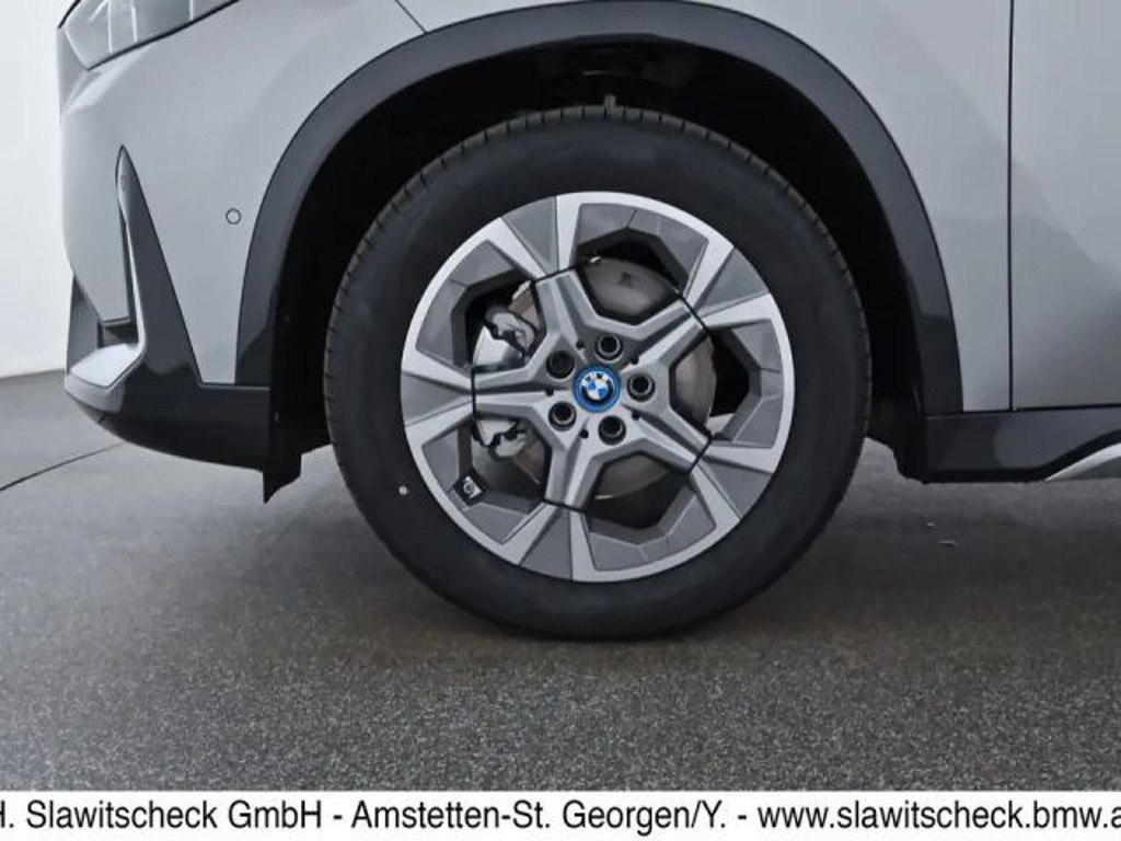 BMW iX1