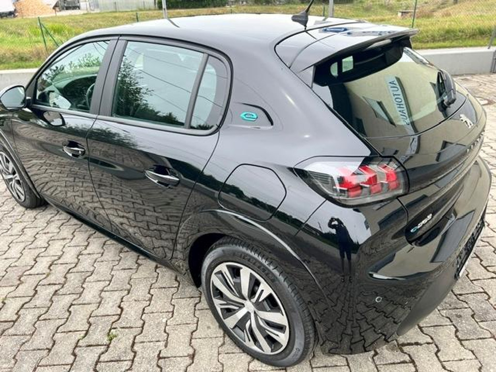 Peugeot e-208