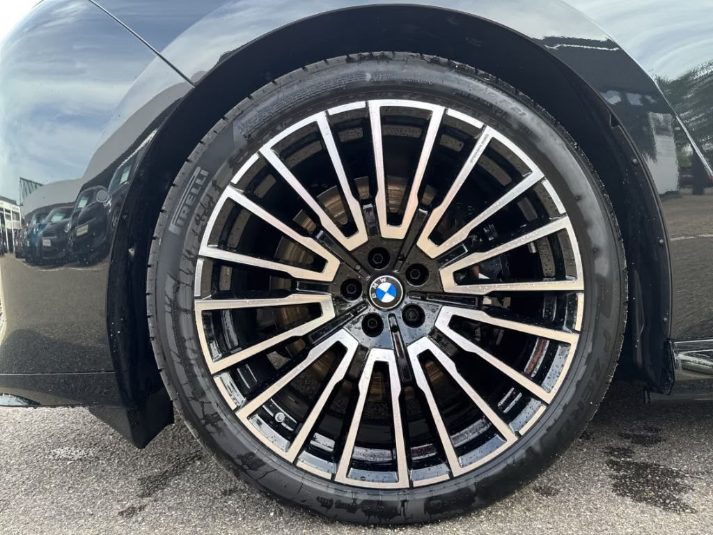 BMW i7