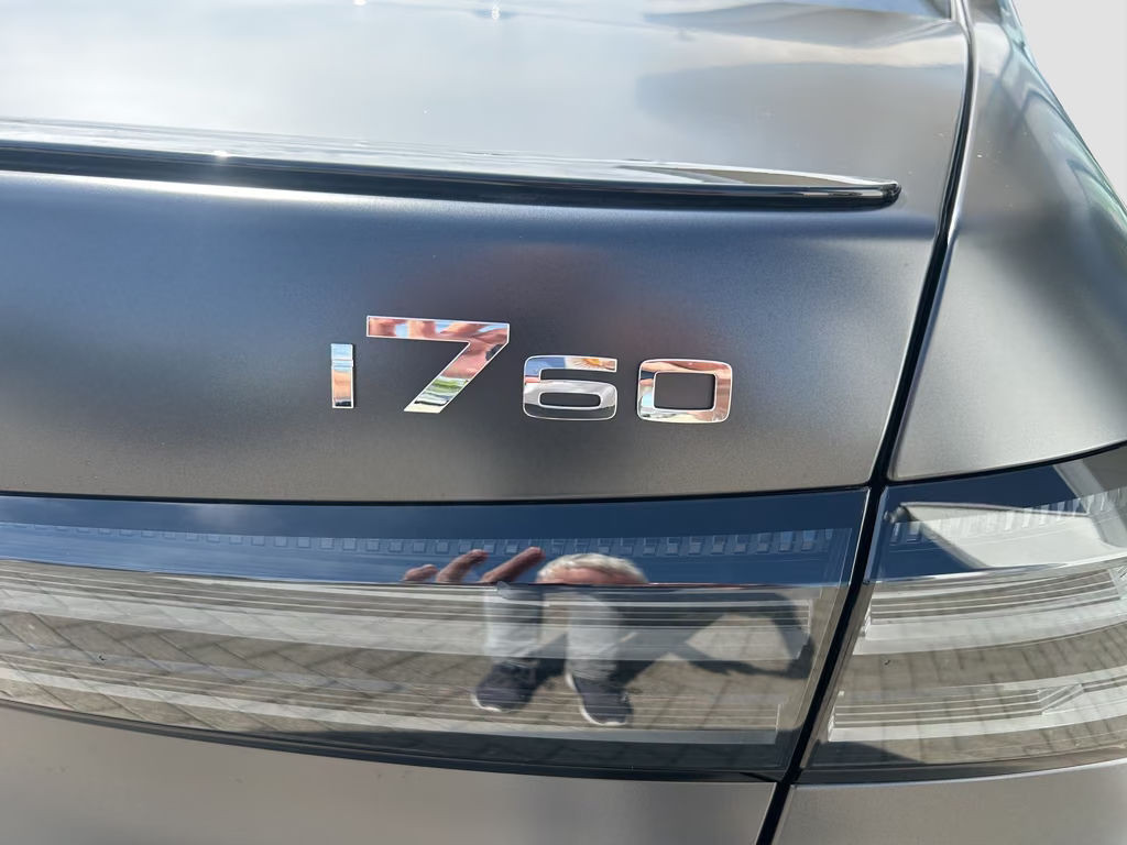 BMW i7