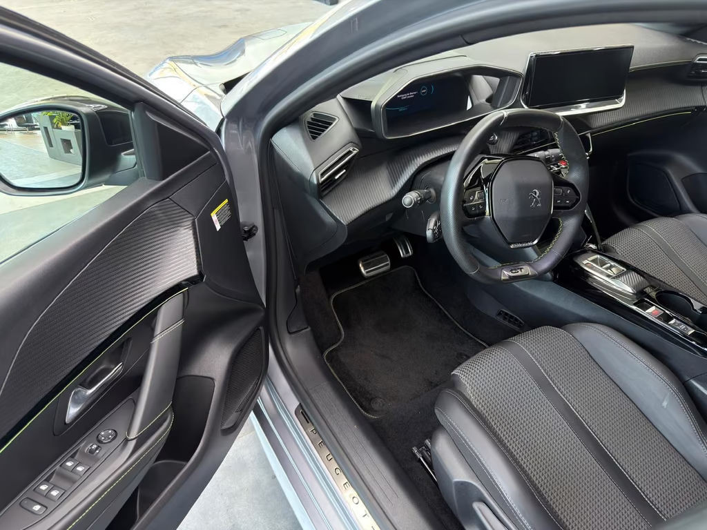 Peugeot e-208