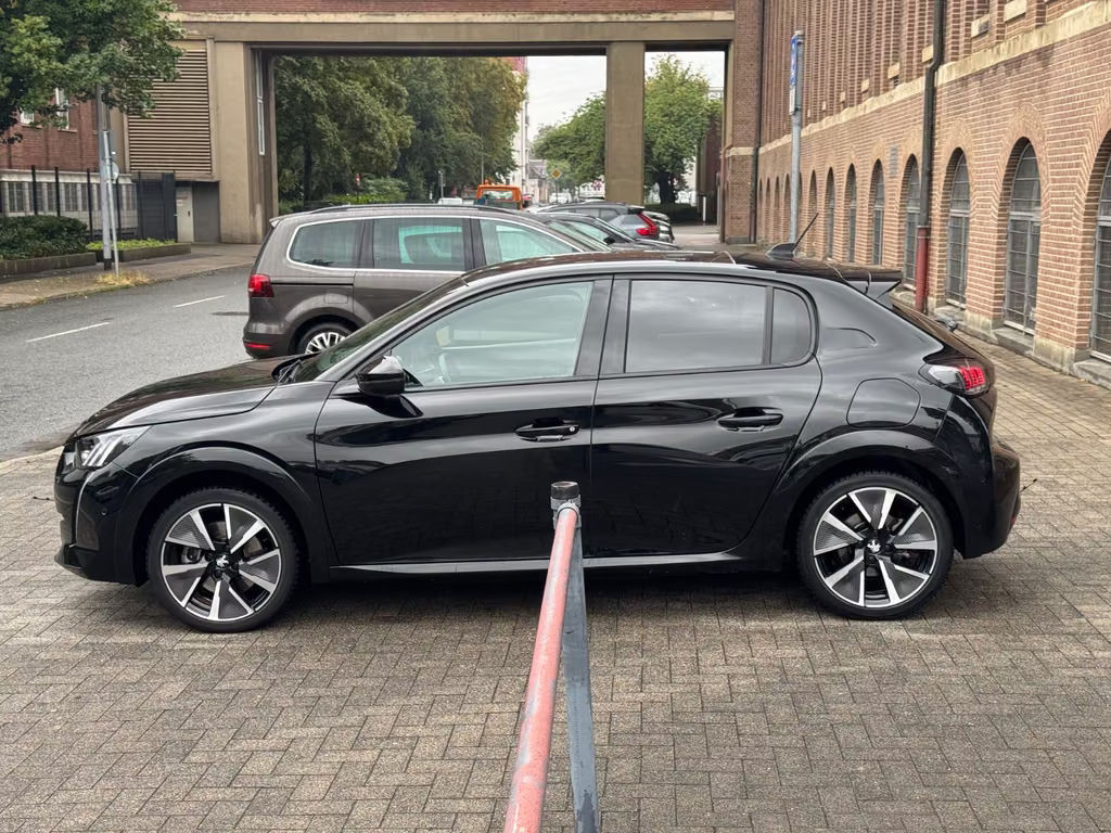 Peugeot e-208