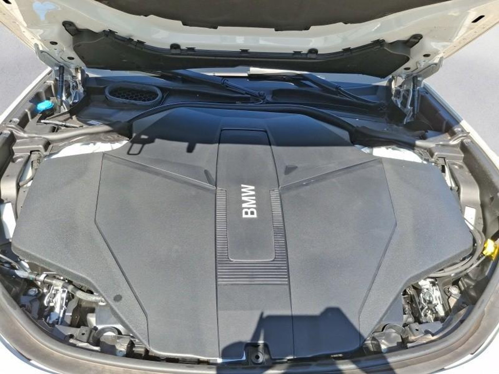 BMW i7