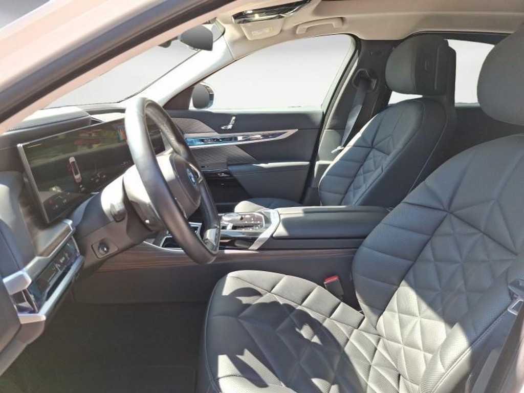 BMW i7