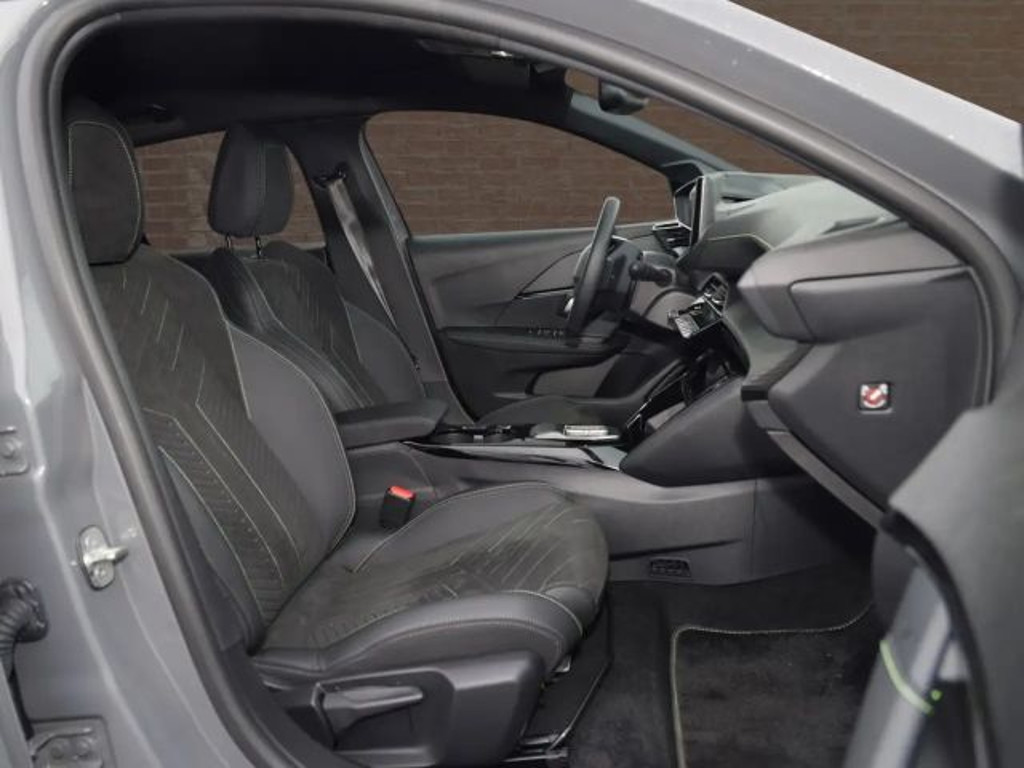 Peugeot e-208
