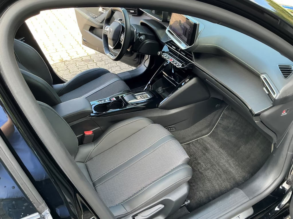 Peugeot e-208