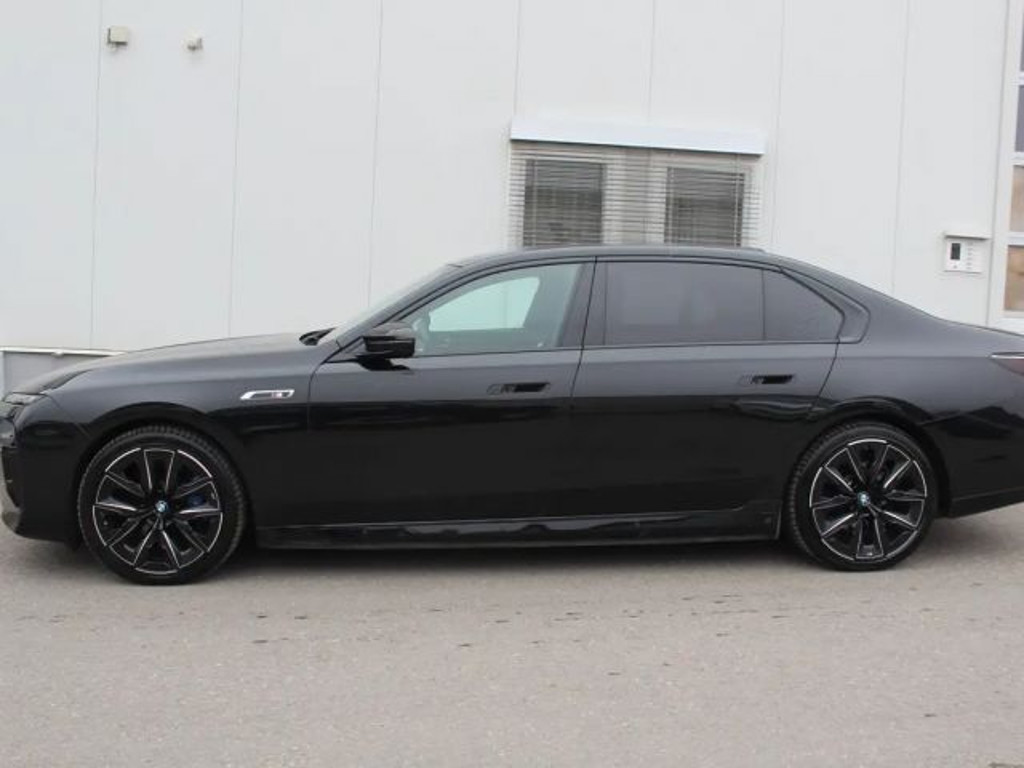 BMW i7