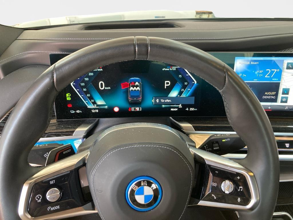 BMW i7
