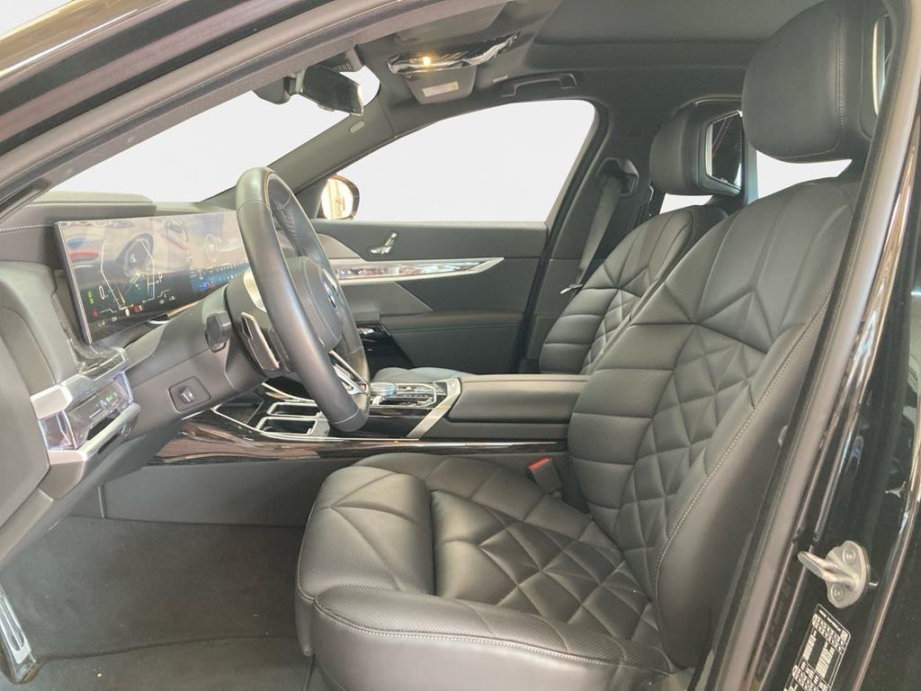 BMW i7