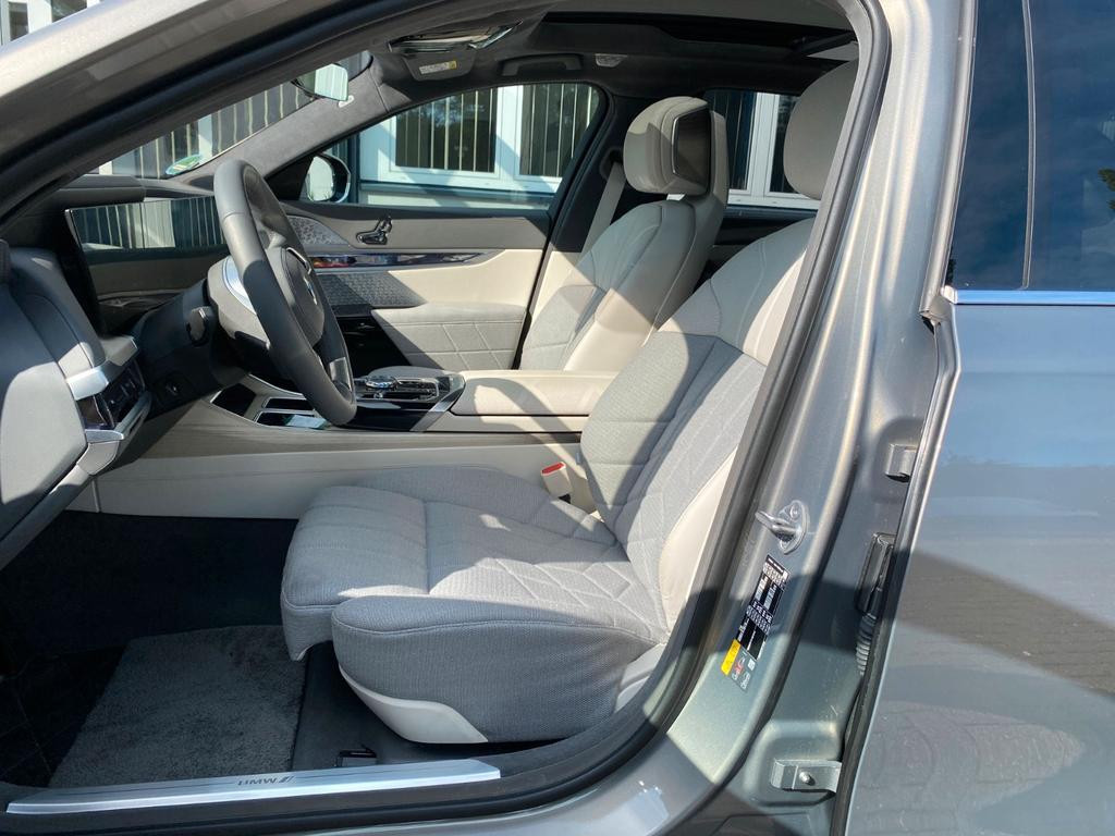 BMW i7